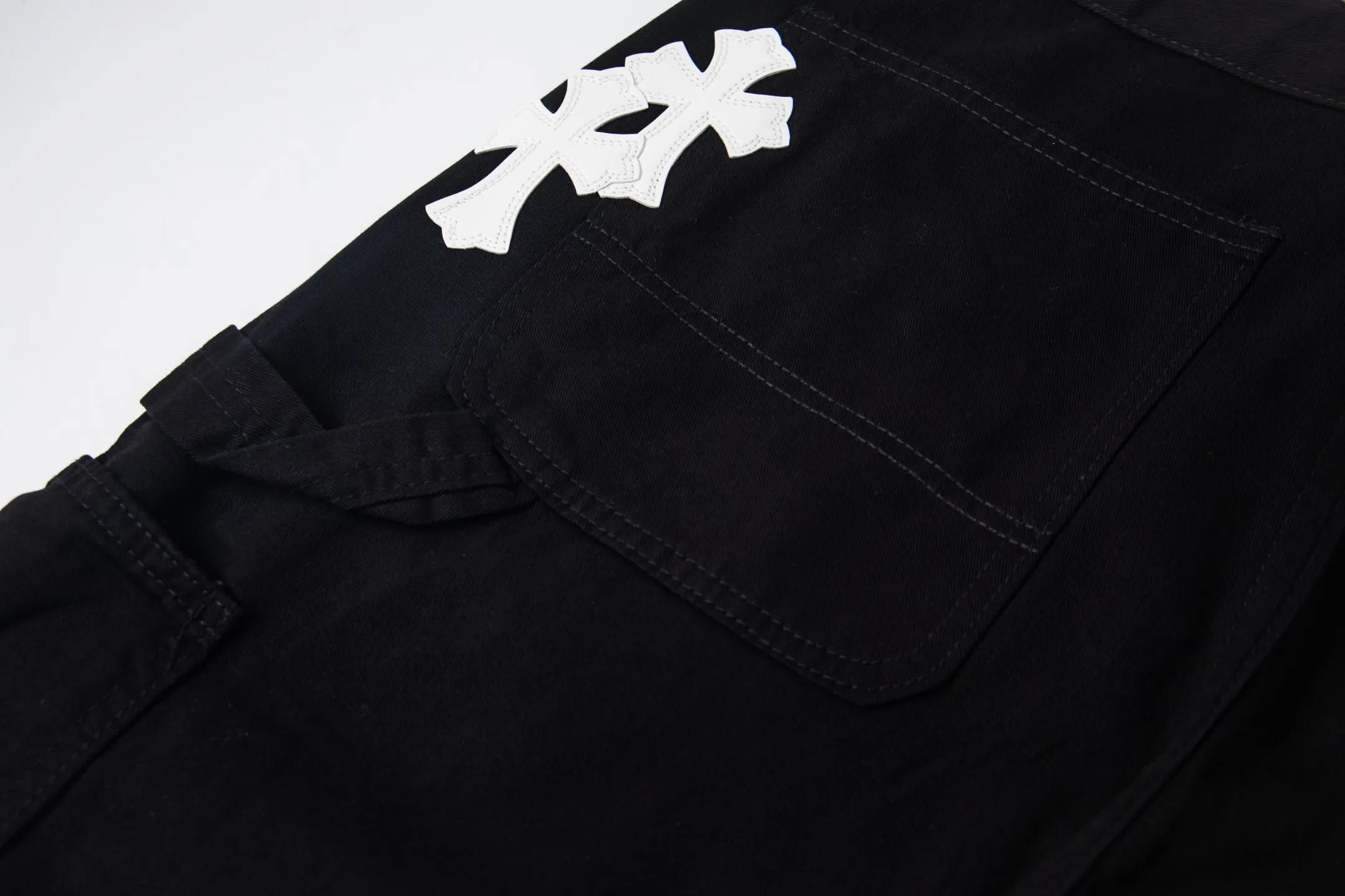 P260 Chrome Hearts Chrome Hearts black denim with white and blue multi-leather hot jeans. CH jeans need to be washed and then disassembled and hand-stitched with sheepskin cross leather and then spliced ​​to complete. The whole piece has too many craftsmanship to explain. The patchwork cross pattern is embellished, and the high-waisted washed jeans! ! Absolutely high-end luxury products, god-level single products, super popular products, made with top heavy industry, a magic weapon that cannot be missed. About Kroxin This is an extremely luxurious fashion brand, which can also be called the aristocrats of the high street. It has always been an exclusive brand for some hipsters or rich second generation. Compared with ordinary high streets, it is more luxurious and noble. Compared with luxury brands, it has a more fashionable personality and has always been a brand that I have a special liking for. Style number: 1765# Color: black Size: 28 30 32 34 36